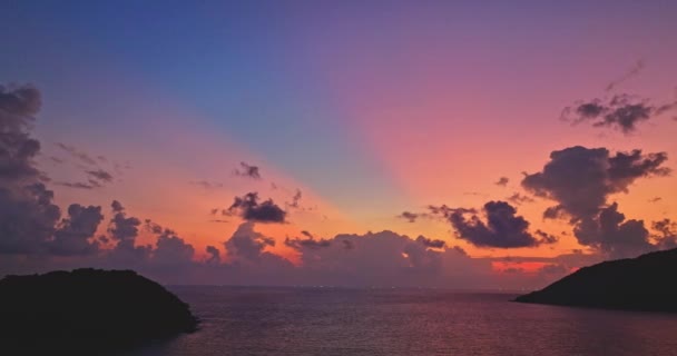 Widok Lotu Ptaka Kolorowy Różowy Światło Przez Chmury Nad Wyspą — Wideo stockowe