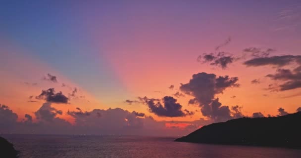 Vue Aérienne Rose Coloré Lumière Travers Les Nuages Dessus Île — Video
