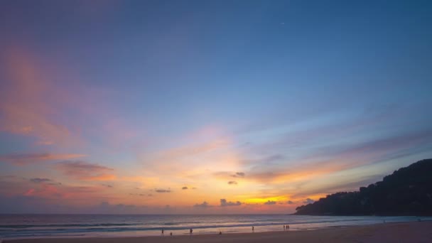 夜以继日在美丽的渐变的天空中 阳光在云彩中掠过海面 壮观的落日景观 — 图库视频影像