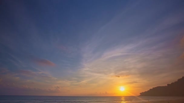 夜以继日在美丽的渐变的天空中 阳光在云彩中掠过海面 壮观的落日景观 — 图库视频影像