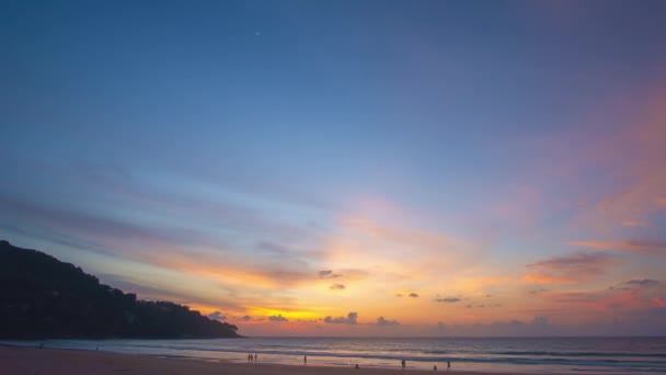 Giorno Notte Raggi Sole Attraverso Nuvole Sopra Oceano Bel Cielo — Video Stock