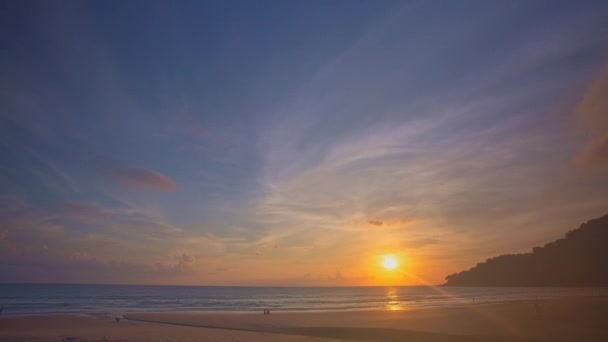 美丽的红云在日落时分缓缓地在五彩斑斓的天空中移动 沉思的海洋和天空背景雄伟的日落或日出的云彩背景 — 图库视频影像