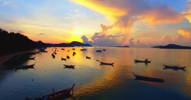 空中风景美丽的日出在渔船之上 它在水面上形成了一个美丽的倒影 — 图库视频影像