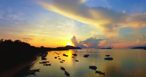 Widok Lotu Ptaka Piękny Wschód Słońca Nad Łodziami Rybackimi Tworzy — Wideo stockowe
