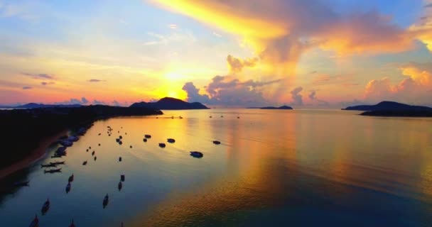 渔船上方美丽的日出在水面上形成美丽的倒影水面上的云的倒影就像一只巨大的天眼自然界的渐变色 — 图库视频影像