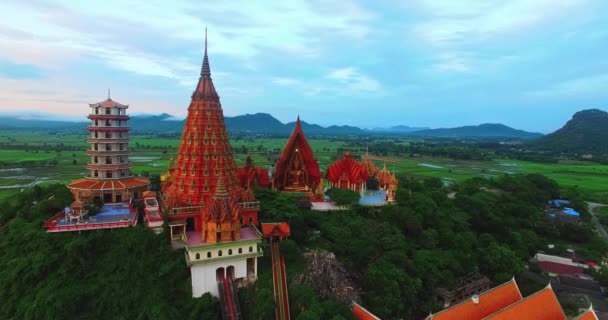 Вид Воздуха Красивый Tham Suea Храм Является Одним Известным Местом — стоковое видео