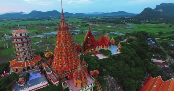 空中风景秀丽的Tham Suea寺庙是另一个著名的地方 也是坎查纳布里的主要旅游胜地 美丽的日出 山顶上的神殿 — 图库视频影像