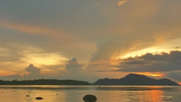 Nuages Déplaçant Dans Ciel Jaune Lever Soleil Déplaçant Lentement Dessus — Video