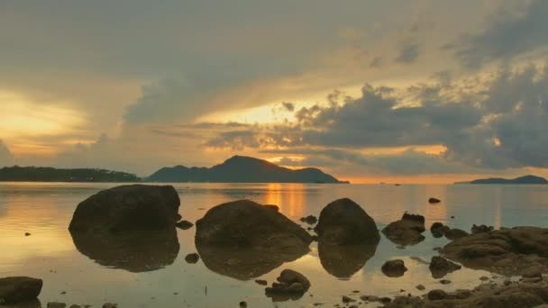 Deniz Kenarındaki Kayaların Üzerinde Gün Doğumunda Inanılmaz Bir Gökyüzü Rawai — Stok video