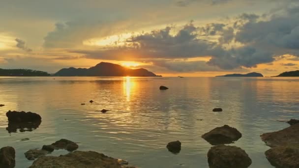 Güneş Doğarken Sarı Gökyüzünde Hareket Eden Bulutlar Rawai Sahilindeki Phuket — Stok video