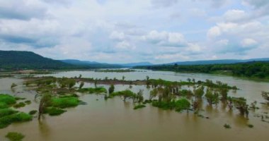 Khong Chiam Ubon Ratchathani Tayland 'ın üç kavşağında iki nehrin iki rengi inanılmaz. Mekong nehri, Kong Nehri' nin ortasındaki Tayland ve Lao adaları arasındaki sınırdır..