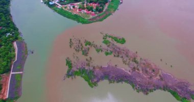 Khong Chiam Ubon Ratchathani Tayland 'ın üç kavşağında iki nehrin iki rengi inanılmaz. Mekong nehri, Kong Nehri' nin ortasındaki Tayland ve Lao adaları arasındaki sınırdır..