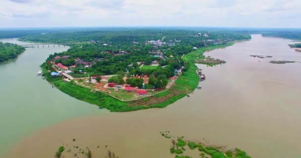 タイのホンチアムウボンラチャタニの3つのジャンクションで素晴らしい2色の川を見る — ストック動画