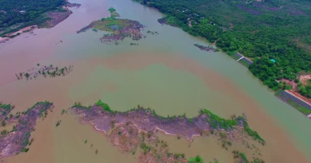 Flygfoto Fantastiska Två Färger Floder Vid Tre Korsningar Khong Chiam — Stockvideo