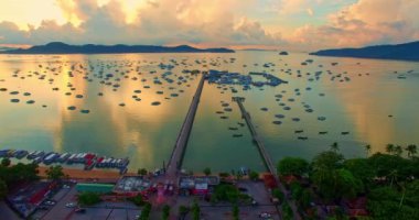 Chalong marinasında hava manzaralı bir sürü tekne var. Muhteşem gün doğumu manzarası Yeşil denizde iki rıhtım.