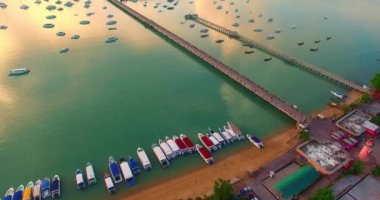 Chalong marinasında hava manzaralı bir sürü tekne var. Muhteşem gün doğumu manzarası Yeşil denizde iki rıhtım.
