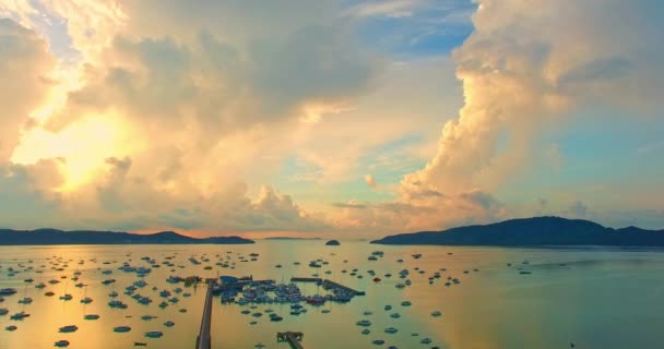 空中风景很多的船停放在Chalong码头 雄伟的日出景观 绿海中的两个码头 — 图库视频影像