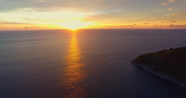 Letecký Pohled Slunce Zapadá Barevném Dopadu Oblohy Hladinu Oceánukrása Útesu — Stock video