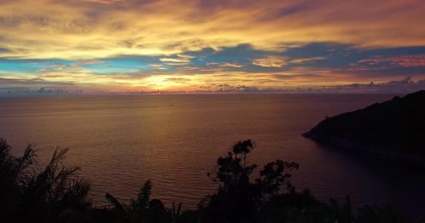 Воздушный Пейзаж Потрясающего Неба Закате Над Скрытым Райским Пляжем Величественный — стоковое видео