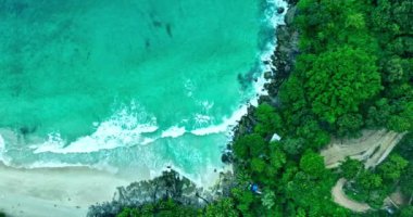 Özgürlük Sahili Patong Phuket 'te yeşil orman ve yeşil deniz manzarası.. 