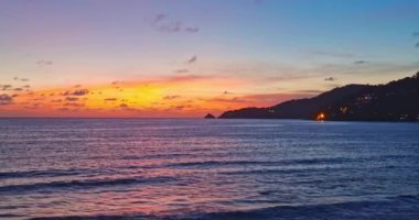 Gün batımında güzel gökyüzü altında renkli dalgalar, Karon Sahili, Phuket, Tayland 
