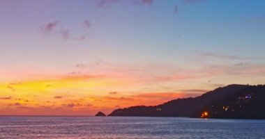 Gün batımında güzel gökyüzü altında renkli dalgalar, Karon Sahili, Phuket, Tayland 