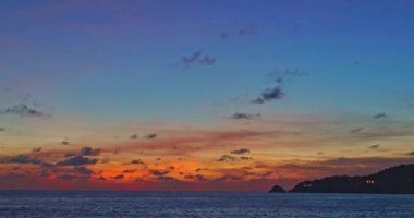 Gün batımında güzel gökyüzü altında renkli dalgalar, Karon Sahili, Phuket, Tayland 