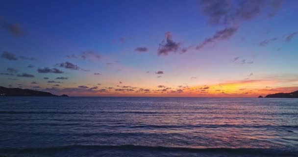 Barevné Vlny Pod Krásnou Oblohou Při Západu Slunce Karon Beach — Stock video