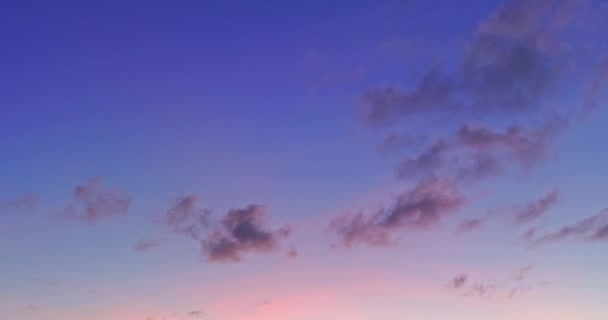 Воздушный Пейзаж Отражающий Красивое Небо Серфинговых Водах Часто Сопровождается Яркими — стоковое видео