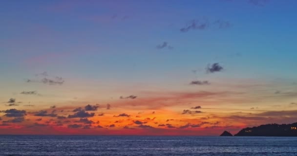 Valuri Colorate Sub Cer Frumos Apusul Soarelui Plaja Karon Phuket — Videoclip de stoc