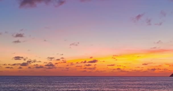 Красочные Волны Красивым Небом Закате Пляж Карон Пхукет Таиланд — стоковое видео
