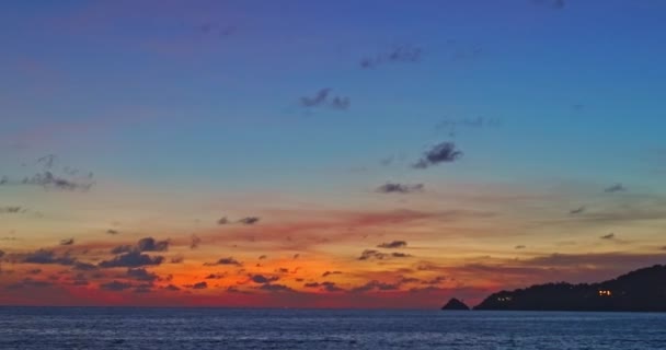 Красочные Волны Красивым Небом Закате Пляж Карон Пхукет Таиланд — стоковое видео