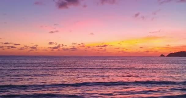 泰国普吉 卡隆海滩 日落时分美丽天空下的五彩缤纷的海浪 — 图库视频影像