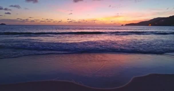 Gelombang Warna Bawah Langit Yang Indah Saat Matahari Terbenam Pantai — Stok Video