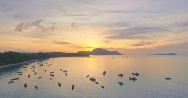 Flygfoto Landskap Reflektion Havet Den Gyllene Gula Himlen Vid Soluppgången — Stockvideo