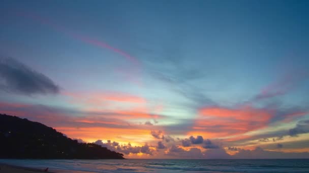 来自太阳的光芒穿过五彩斑斓的云彩 美丽的黄日开始在岛屿后面升起 — 图库视频影像