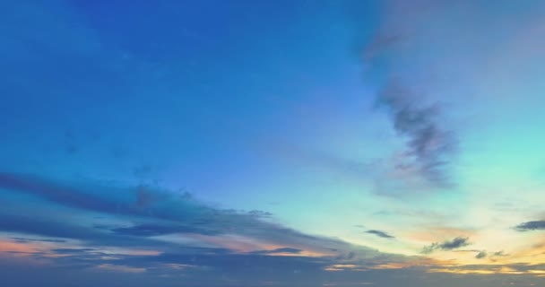 Céu Era Azul Brilhante Pontilhado Com Nuvens Brancas Que Moviam — Vídeo de Stock
