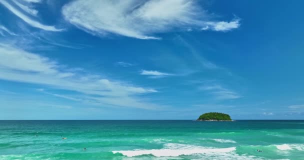 Vue Aérienne Nuage Blanc Dans Ciel Bleu Dessus Mer Verte — Video