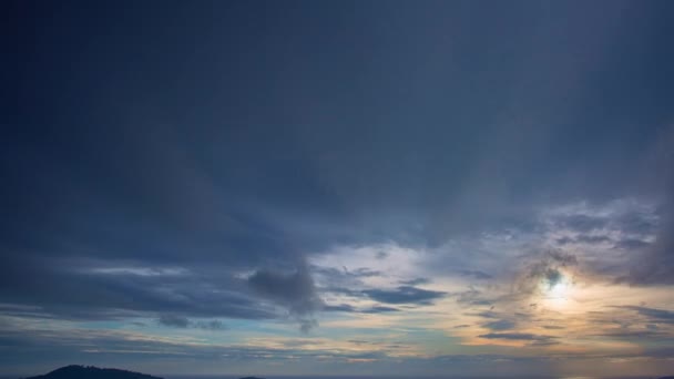 Chmury Poruszają Się Powoli Oszałamiającym Niebie Scena Kolorowego Romantycznego Zachodu — Wideo stockowe