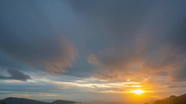 Облака Медленно Движутся Потрясающем Небе Сцена Красочного Романтического Заката Неба — стоковое видео