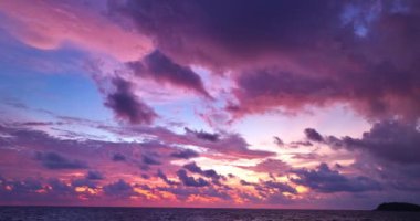 Gün batımında güzel gökyüzü altında yumuşak dalgalar, Karon Sahili, Phuket, Tayland 