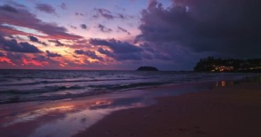 Gün batımında güzel gökyüzü altında yumuşak dalgalar, Karon Sahili, Phuket, Tayland 