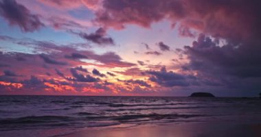 Gün batımında güzel gökyüzü altında yumuşak dalgalar, Karon Sahili, Phuket, Tayland 