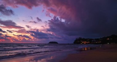 Gün batımında güzel gökyüzü altında yumuşak dalgalar, Karon Sahili, Phuket, Tayland 