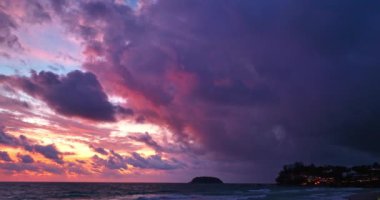 Gün batımında güzel gökyüzü altında yumuşak dalgalar, Karon Sahili, Phuket, Tayland 