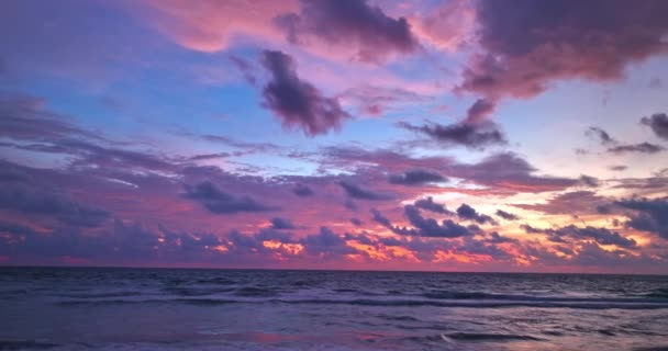 Smidiga Vågor Vacker Himmel Vid Solnedgången Karon Stranden Phuket Thailand — Stockvideo
