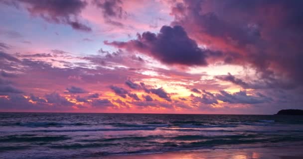 泰国普吉 卡隆海滩 日落时分美丽天空下的平缓波浪 — 图库视频影像