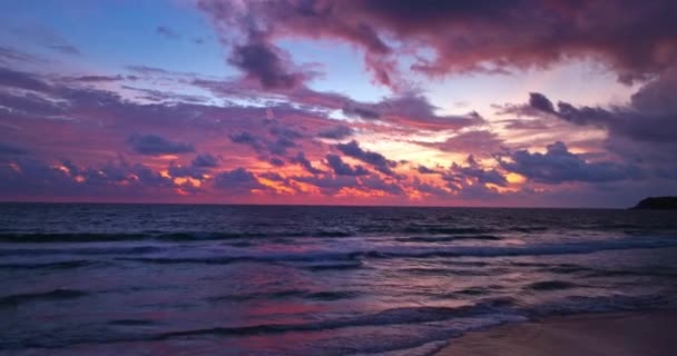 泰国普吉 卡隆海滩 日落时分美丽天空下的平缓波浪 — 图库视频影像