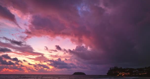 Ondas Suaves Bajo Hermoso Cielo Atardecer Playa Karon Phuket Tailandia — Vídeos de Stock