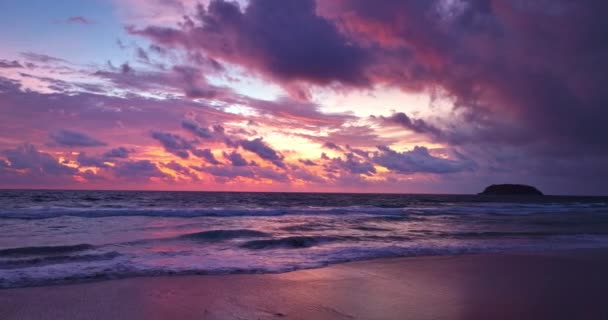 Hladké Vlny Pod Krásnou Oblohou Při Západu Slunce Karon Beach — Stock video
